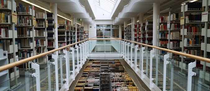 Innenansicht der Universitätsbibliothek der FernUniversität Hagen